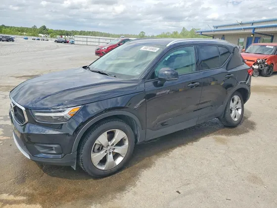 2022 Volvo XC40 Momentum