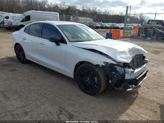 2024 Volvo S60 Recharge Plug-In Hybrid Plus Black Edition