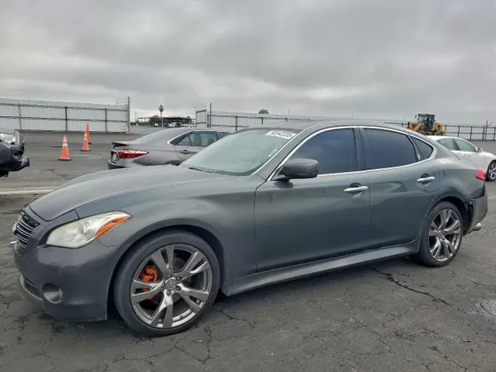 2011 INFINITI M56