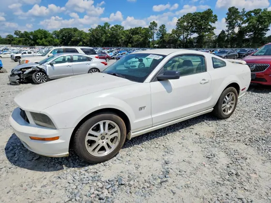 2005 Ford Mustang GT Deluxe
