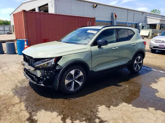 2023 Volvo XC40 Plus Dark Theme