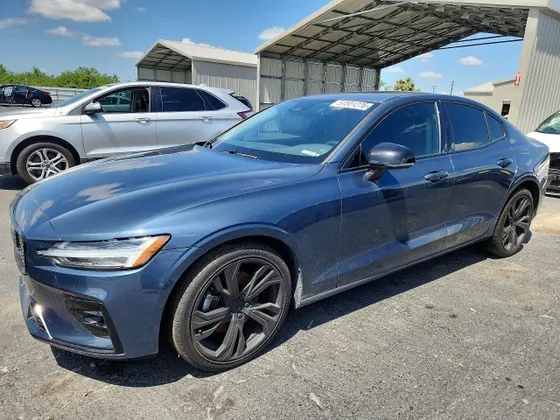2024 Volvo S60 Core Dark Theme