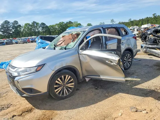 2020 Mitsubishi Outlander SE
