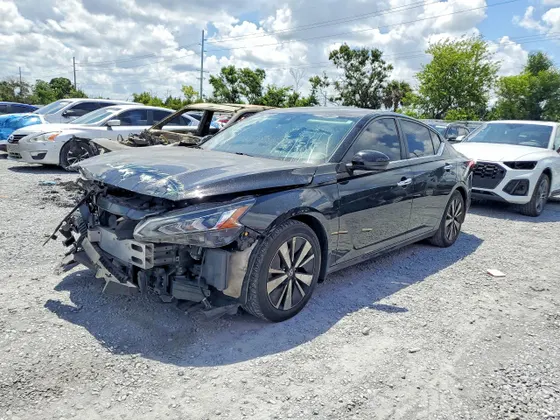 2022 Nissan Altima 2.5 SV
