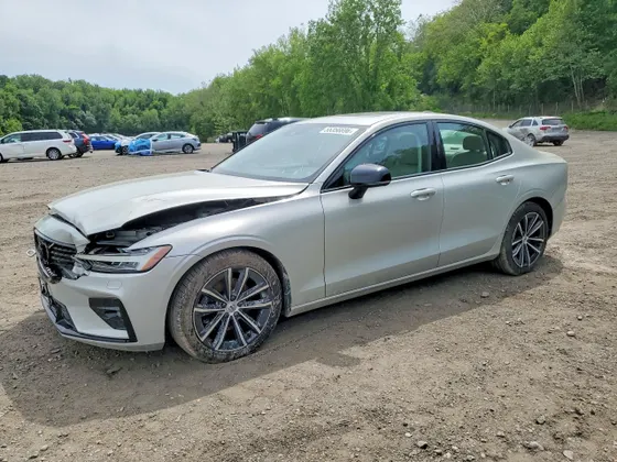 2022 Volvo S60 Momentum