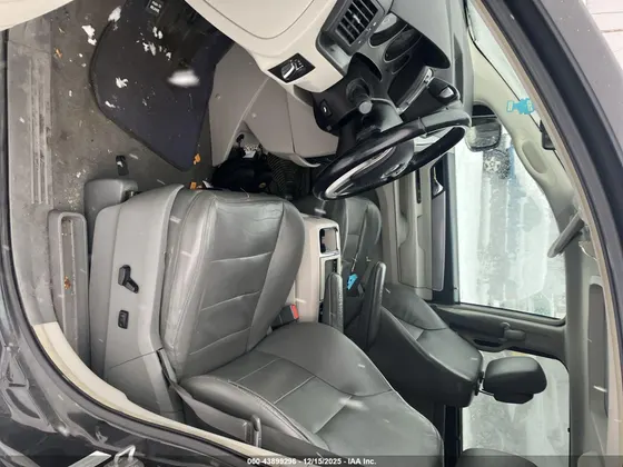 2011 Volkswagen Routan SEL w/Navigation