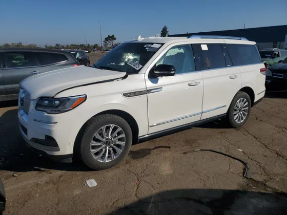 2023 Lincoln Navigator Standard
