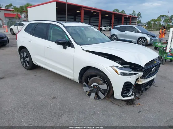 2024 Volvo XC60 Recharge Plug-In Hybrid Plus Dark Theme