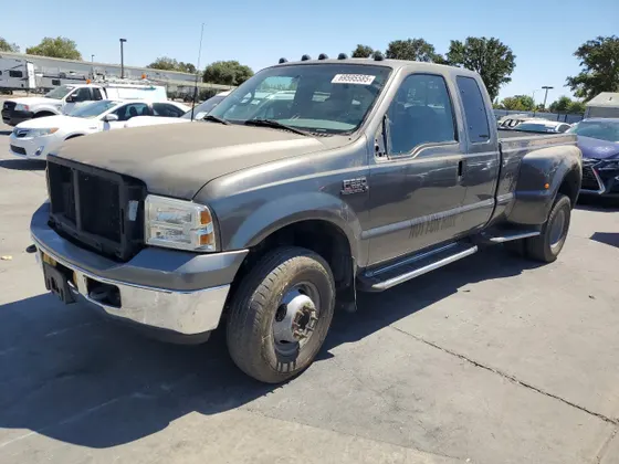 2002 Ford Super Duty F-350 DRW XL