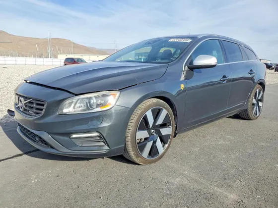 2015 Volvo V60 T6 R-Design Platinum