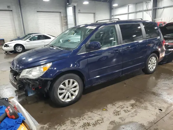 2014 Volkswagen Routan SE w/RSE & Navigation