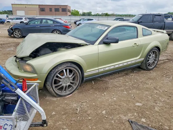 2005 Ford Mustang Deluxe