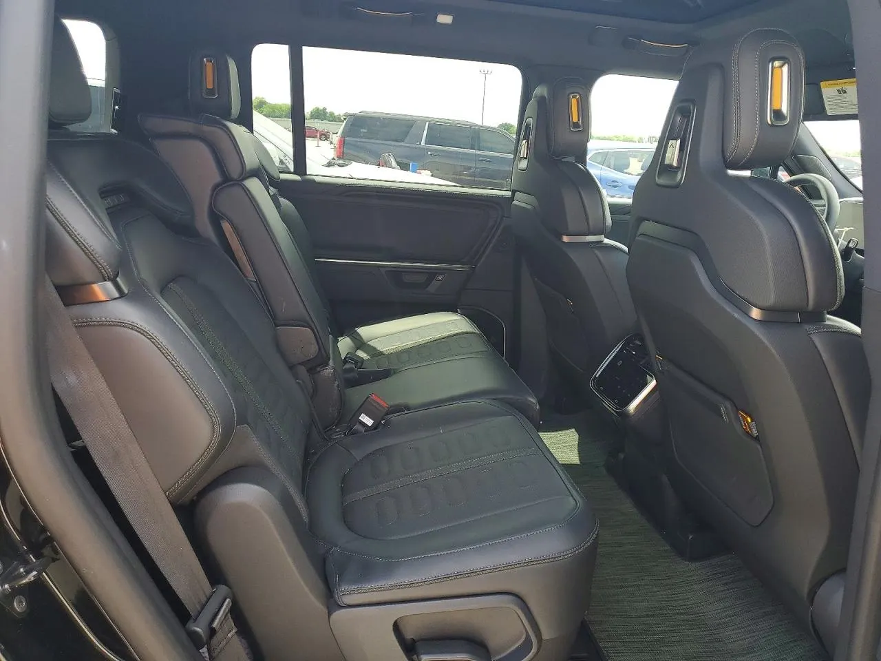 2025 Rivian R1S Adventure