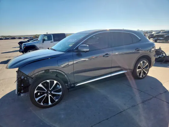 2025 VinFast VF 8 Plus