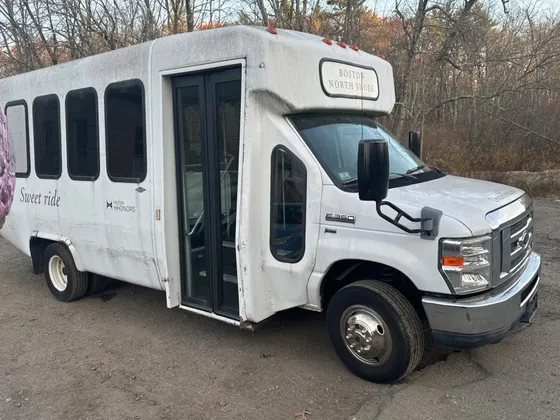 2012 Ford Econoline Commercial Cutaway E350 SUPER DUTY CUTAWAY VAN