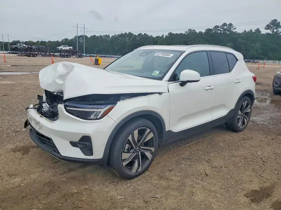2023 Volvo XC40 Plus Bright Theme