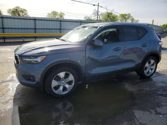 2022 Volvo XC40 Momentum