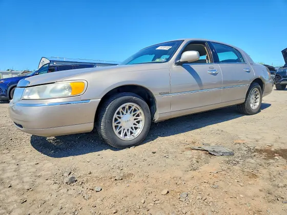 2000 Lincoln Town Car Signature