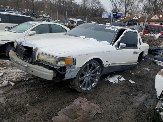1996 Lincoln Town Car Signature