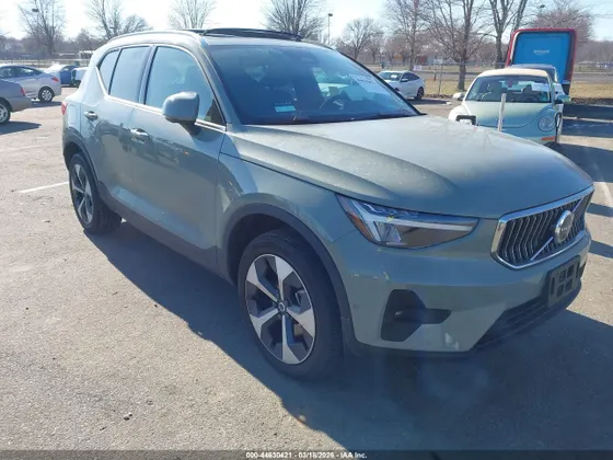 2024 Volvo XC40 Plus Bright Theme