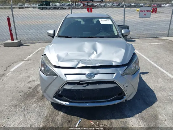 2020 Toyota Yaris Hatchback LE