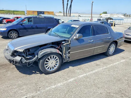 2004 Lincoln Town Car Ultimate