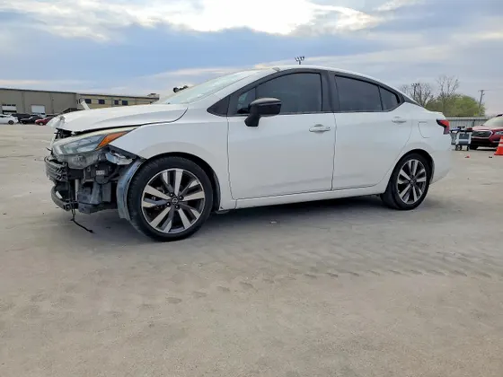 2020 Nissan Versa SR