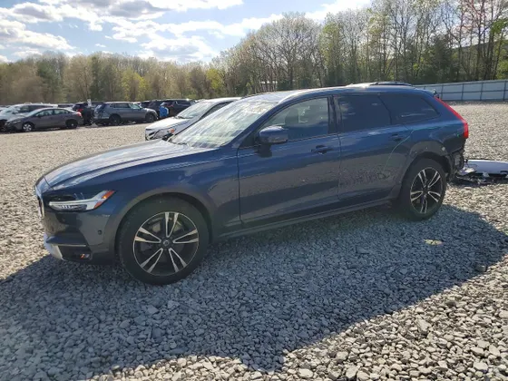 2018 Volvo V90 Cross Country