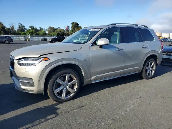 2016 Volvo XC90 Hybrid T8 Momentum