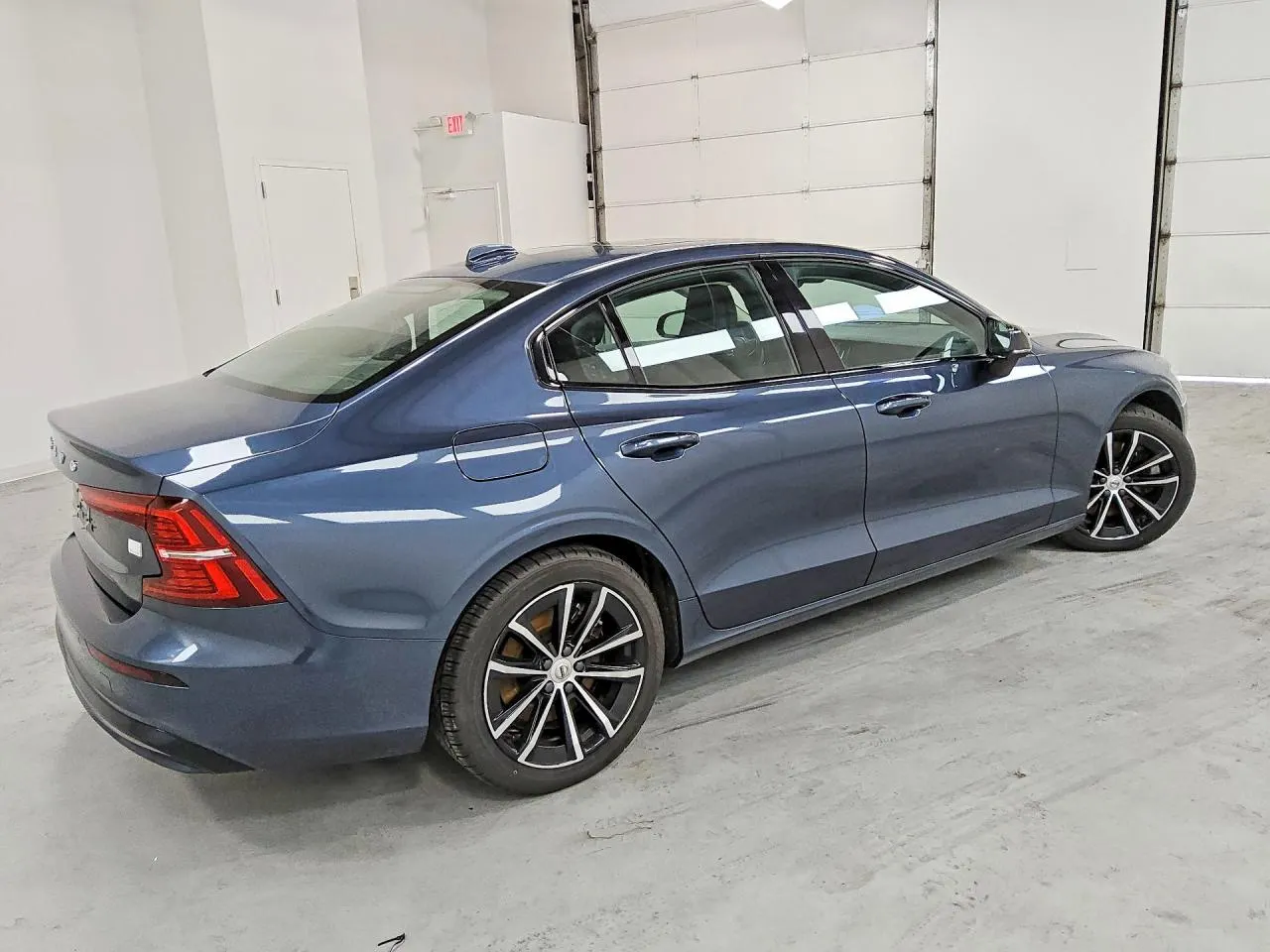 2023 Volvo S60 Recharge Plug-In Hybrid Core Dark Theme