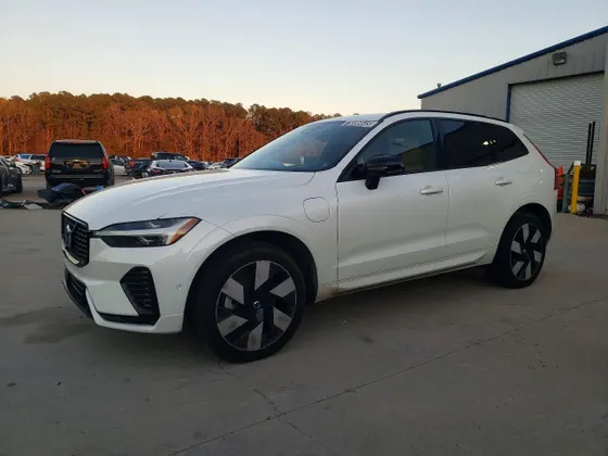 2024 Volvo XC60 Recharge Plug-In Hybrid Ultimate Dark Theme