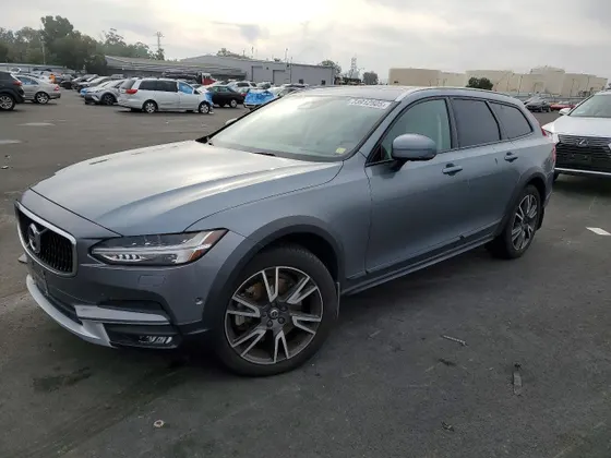 2018 Volvo V90 Cross Country