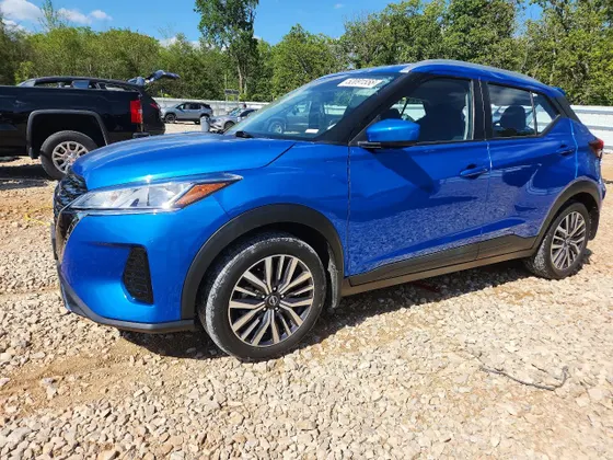 2022 Nissan Kicks SV