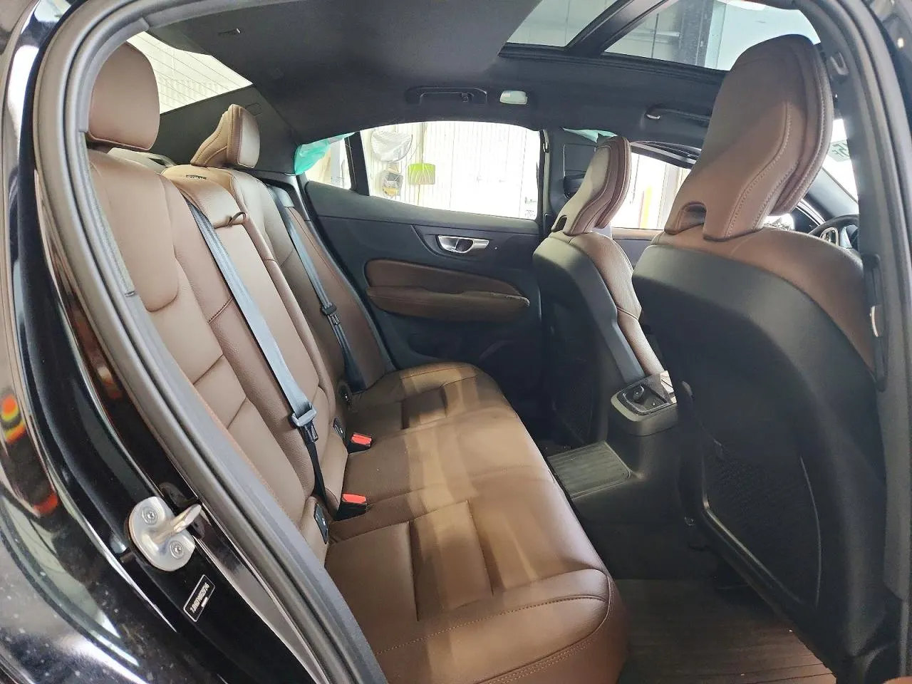 2024 Volvo S60 Recharge Plug-In Hybrid Ultimate Dark Theme