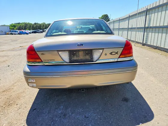 2003 Ford Crown Victoria Standard