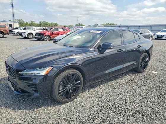 2022 Volvo S60 Plug-In Hybrid Ultra Black Edition