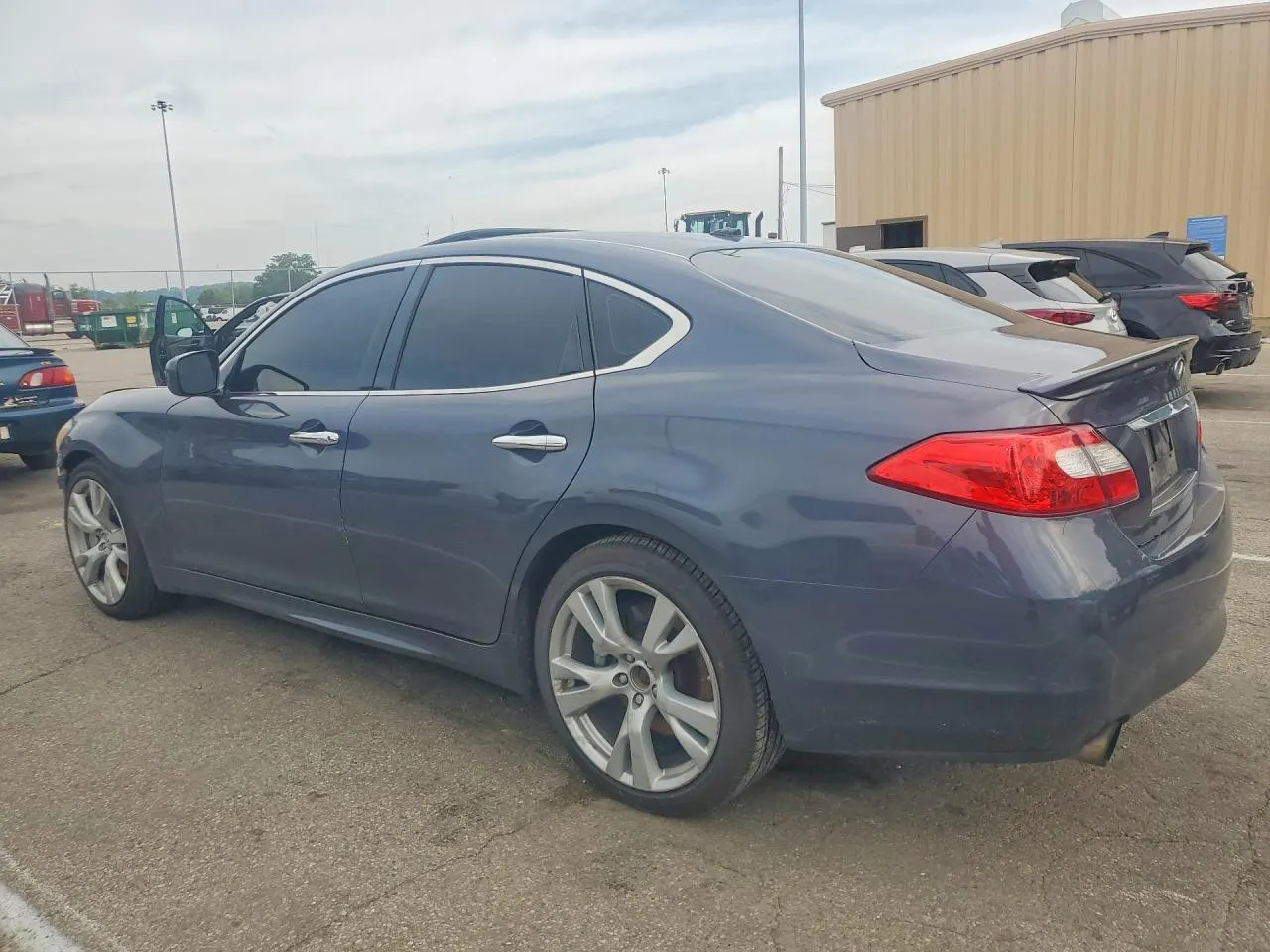 2011 INFINITI M56