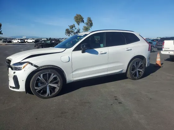 2022 Volvo XC60 Recharge Plug-In Hybrid R-Design
