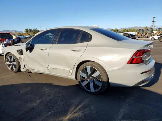 2024 Volvo S60 Recharge Plug-In Hybrid Plus Dark Theme