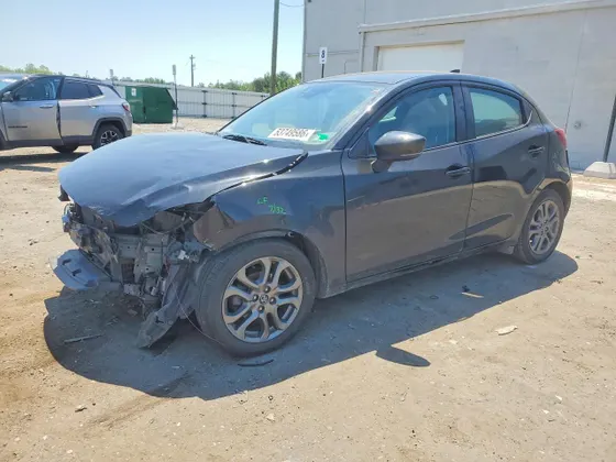 2020 Toyota Yaris Hatchback LE