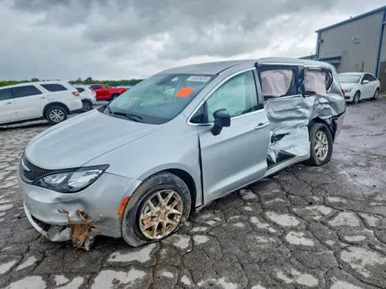 2024 Chrysler Voyager LX
