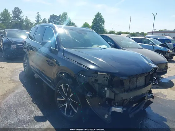 2021 Volvo XC90 Momentum