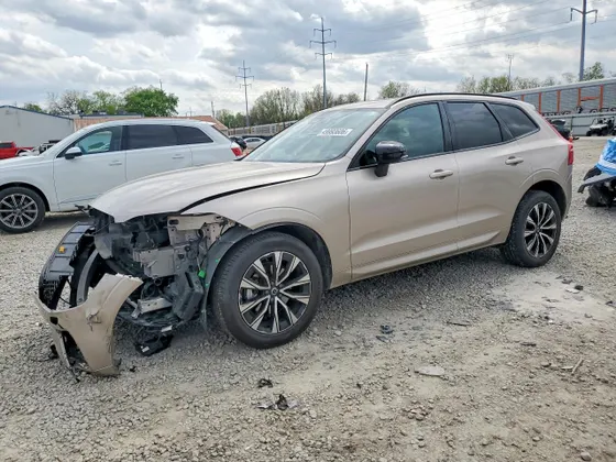 2024 Volvo XC60 Core Dark Theme