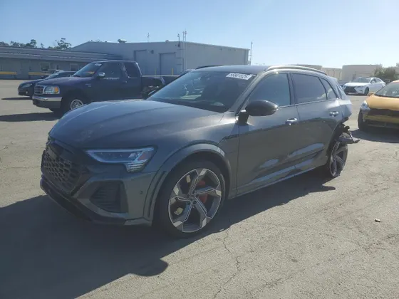 2024 Audi SQ8 E-TRON PRESTIGE