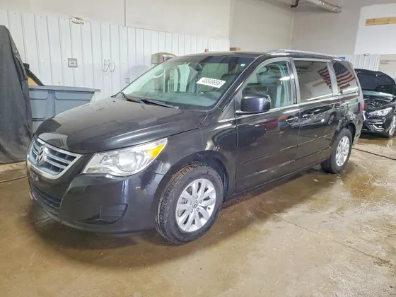 2014 Volkswagen Routan SE w/RSE & Navigation