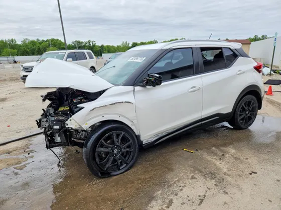 2020 Nissan Kicks SR