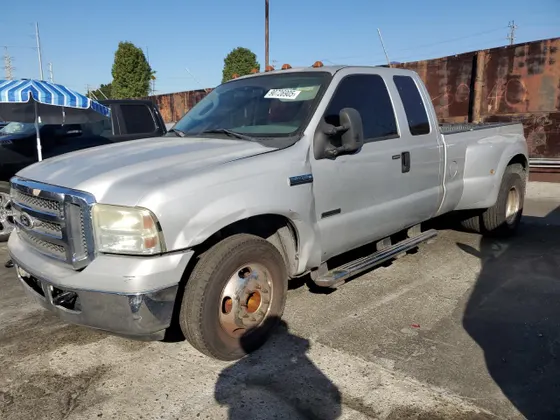 2005 Ford Super Duty F-350 DRW XL