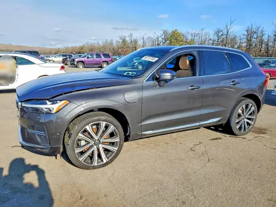 2023 Volvo XC60 Recharge Plug-In Hybrid Ultimate Bright Theme