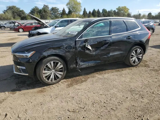 2023 Volvo XC60 Recharge Plug-In Hybrid Plus Bright Theme