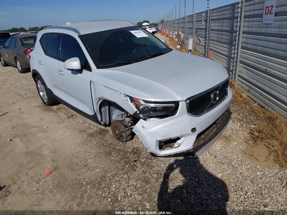 2022 Volvo XC40 Momentum